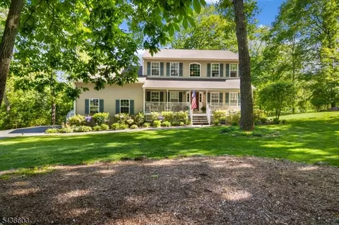 7 Lighthouse Cir, Lake Hopatcong, NJ 07849