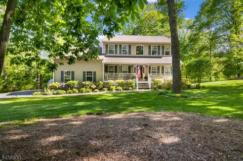 7 Lighthouse Cir, Lake Hopatcong, NJ 07849
