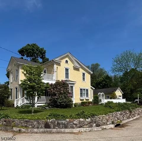 13 Green St, Columbia, NJ 07832
