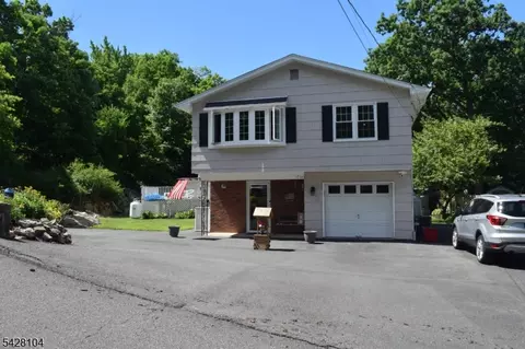 121 Leland Trl, Hopatcong, NJ 07843