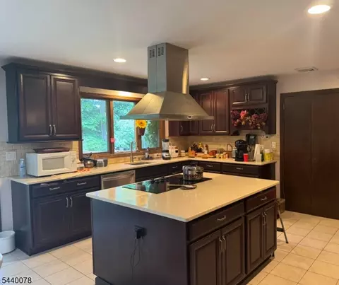 554 Huckleberry Ln, Franklin Lakes, NJ 07417