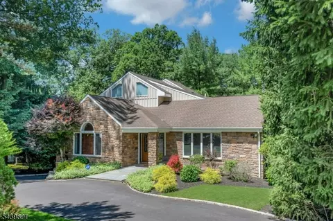 27 Hamilton Dr W, Caldwell, NJ 07006