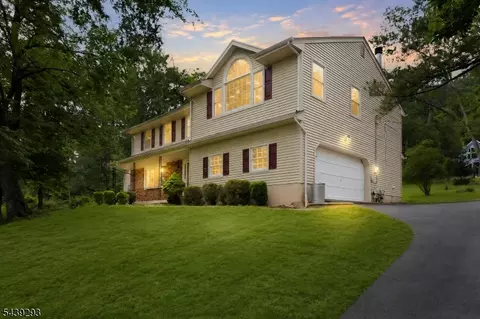 15 Linda Ln, Green Brook, NJ 08812