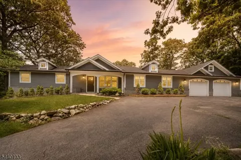 8 Sheeprock Rd, Kinnelon, NJ 07405