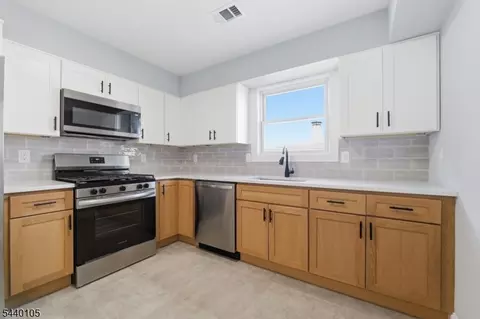 23 Edwin Pl, Newark, NJ 07112 photo 5