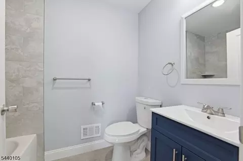 23 Edwin Pl, Newark, NJ 07112 photo 8