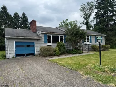 2 Shores Rd, Randolph, NJ 07869