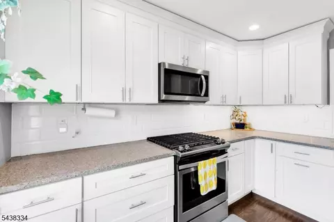Kitchen - 278 Penns Way Ondo, Basking Ridge, NJ 07920 photo 2 of 3