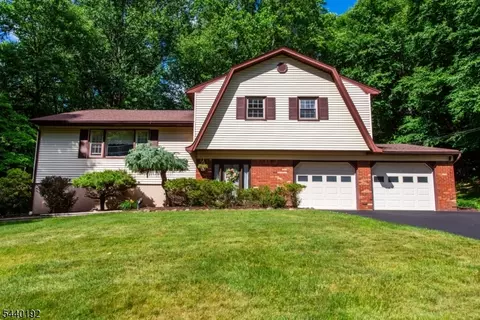 27 Dewey Dr, Ringwood, NJ 07456