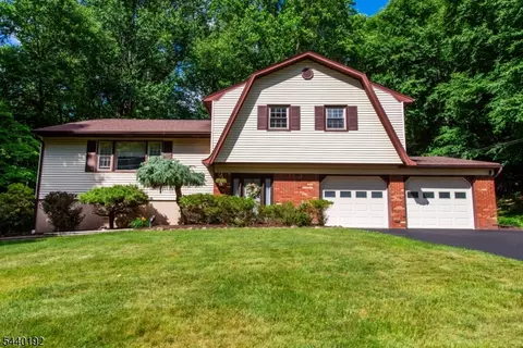 27 Dewey Dr, Ringwood, NJ 07456