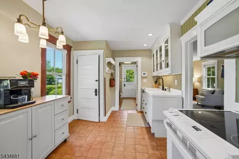 Entry Way - 48 Mountain Ave, Mendham, NJ 07945 photo 6 of 8