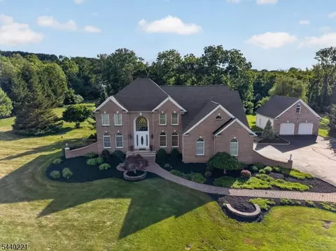 9 Stone Barn Rd, Pittstown, NJ 08867