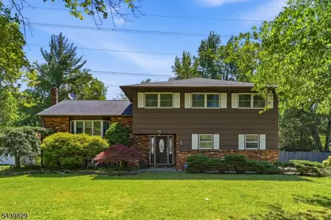 16 Arnold Dr, Parsippany, NJ 07054
