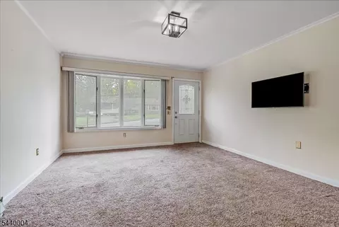 Living - 9 Linden Ln, Wayne, NJ 07470 photo 4 of 5