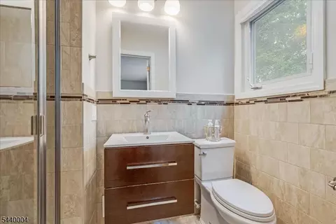 Bath - 9 Linden Ln, Wayne, NJ 07470 photo 1 of 2