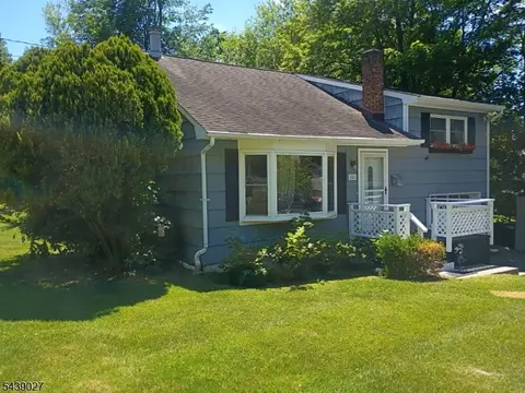4 Adams Dr, Ogdensburg, NJ 07439