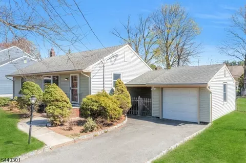 20 Kievit Rd, Wayne, NJ 07470