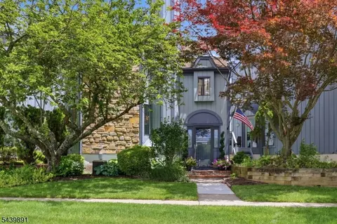11 Trafalgar Ct, Hackettstown, NJ 07840
