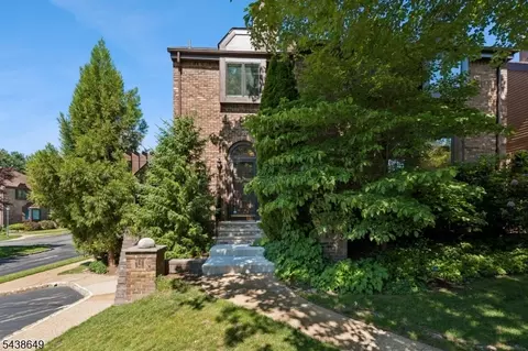 7 Christina Ct, Madison, NJ 07940