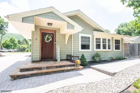 6 Ford Dr, Oak Ridge, NJ 07438
