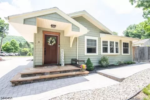 6 Ford Dr, Oak Ridge, NJ 07438