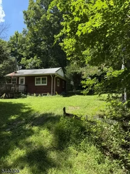 18 Quayle Rd, Lake Hopatcong, NJ 07849