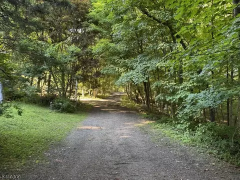 18 Quayle Rd, Lake Hopatcong, NJ 07849