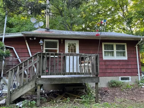 18 Quayle Rd, Lake Hopatcong, NJ 07849