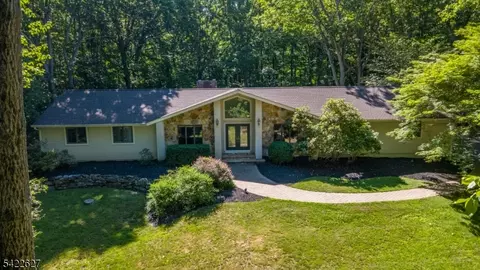 207 Deerlea Ln, Boonton, NJ 07005