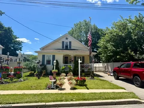 33 Poplar St, Bloomingdale, NJ 07403