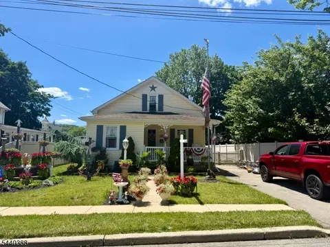 33 Poplar St, Bloomingdale, NJ 07403