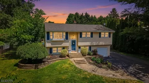 11 Hillside Dr, Clinton, NJ 08809