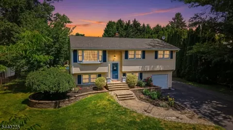 11 Hillside Dr, Clinton, NJ 08809