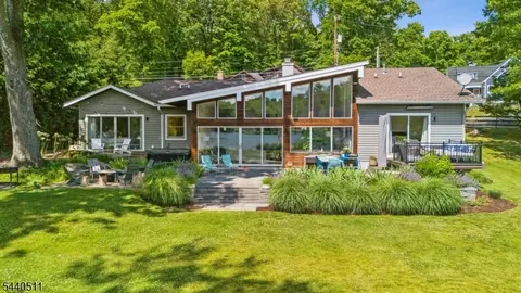 40 N Shore Trl, Sparta, NJ 07871