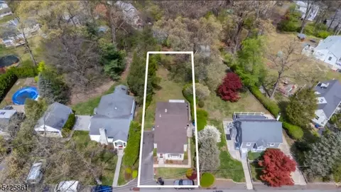 31 Iroquois Trl, Denville, NJ 07834