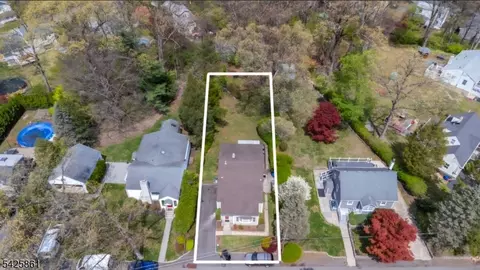 31 Iroquois Trl, Denville, NJ 07834