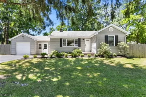 17 Hunters Ln, Sparta, NJ 07871