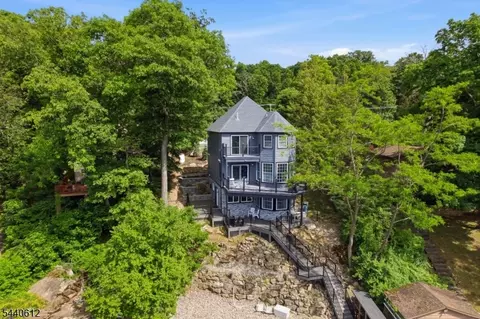 367 Maxim Dr, Hopatcong, NJ 07843