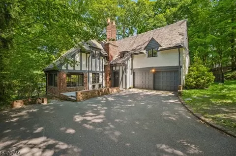 46 Stocker Rd, Verona, NJ 07044