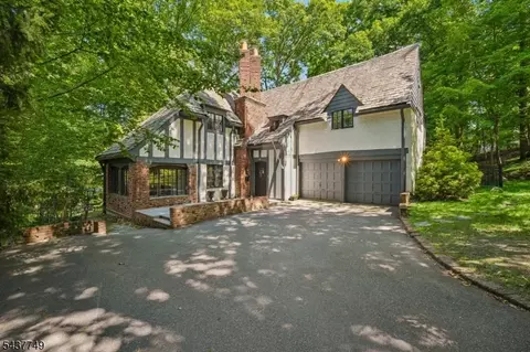 46 Stocker Rd, Verona, NJ 07044