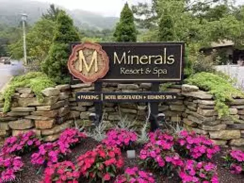 2 Chamonix Dr #402, Vernon, NJ 07462