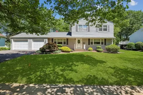5 Dogwood Ct, East Brunswick, NJ 08816