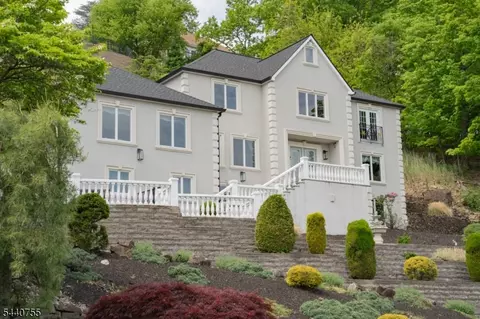 207 Eileen Dr, Cedar Grove, NJ 07009
