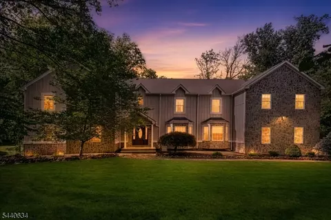21 Angus Ln, Warren, NJ 07059