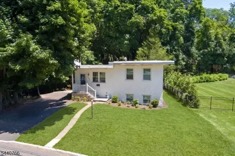 221 Lakeview Dr, Ridgewood, NJ 07450
