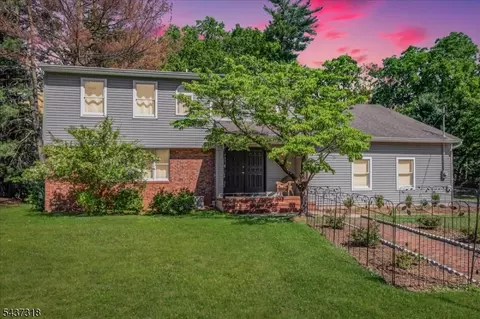 2 Abbott Ct, Edison, NJ 08820
