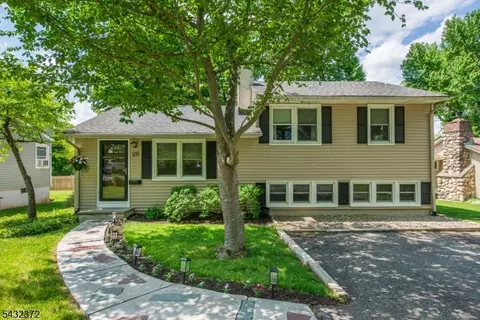 26 Lakeview Rd, Sparta, NJ 07871