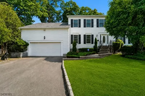 62 Parkway, Rochelle Park, NJ 07662