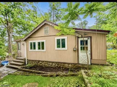 29 Ferris Ln, Oak Ridge, NJ 07438