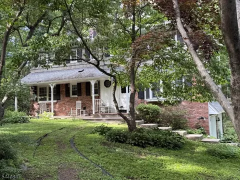 36 Lavina Trl, Oak Ridge, NJ 07438